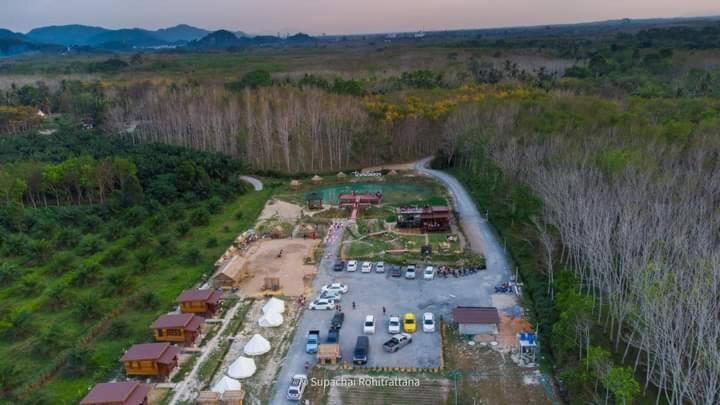 ไร่นาบัวหลวง คาเฟ่ & ฟาร์มสเตย์ Raina Bualuang Cafe & Farm Stay Ban Na No Exterior foto