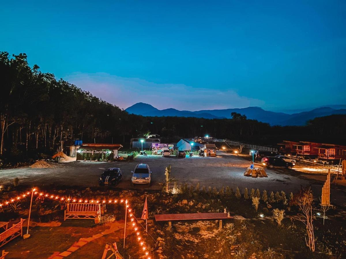 ไร่นาบัวหลวง คาเฟ่ & ฟาร์มสเตย์ Raina Bualuang Cafe & Farm Stay Ban Na No Exterior foto