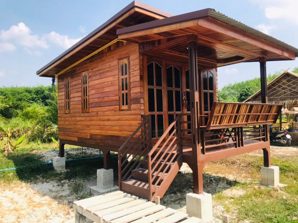 ไร่นาบัวหลวง คาเฟ่ & ฟาร์มสเตย์ Raina Bualuang Cafe & Farm Stay Ban Na No Exterior foto