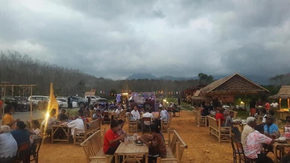 ไร่นาบัวหลวง คาเฟ่ & ฟาร์มสเตย์ Raina Bualuang Cafe & Farm Stay Ban Na No Exterior foto