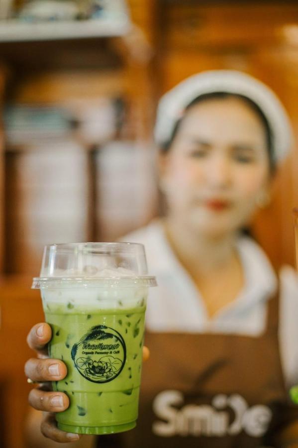 ไร่นาบัวหลวง คาเฟ่ & ฟาร์มสเตย์ Raina Bualuang Cafe & Farm Stay Ban Na No Exterior foto